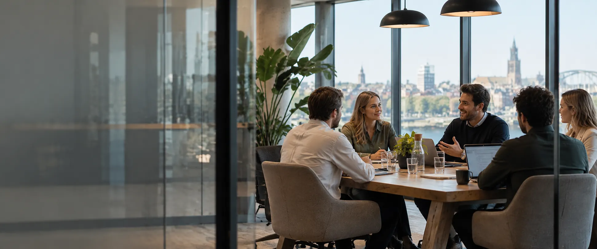 Adviseurs en investeerders bespreken vastgoedinvesteringen in een vergaderruimte met uitzicht over de stad - investeerinvastgoed.com